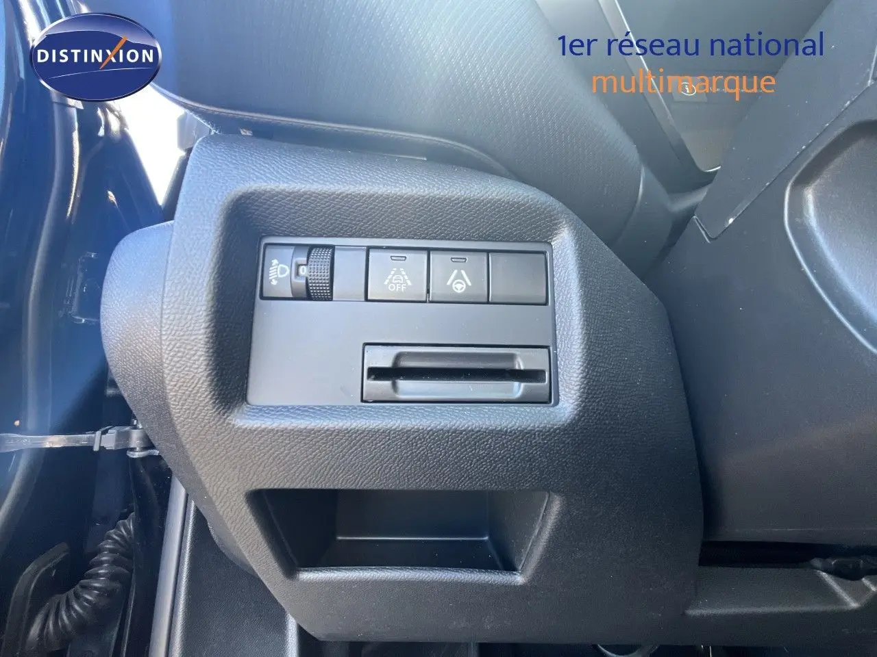 Détail des commandes latérales noires du tableau de bord du Citroën C5 Aircross 2025, côté gauche.