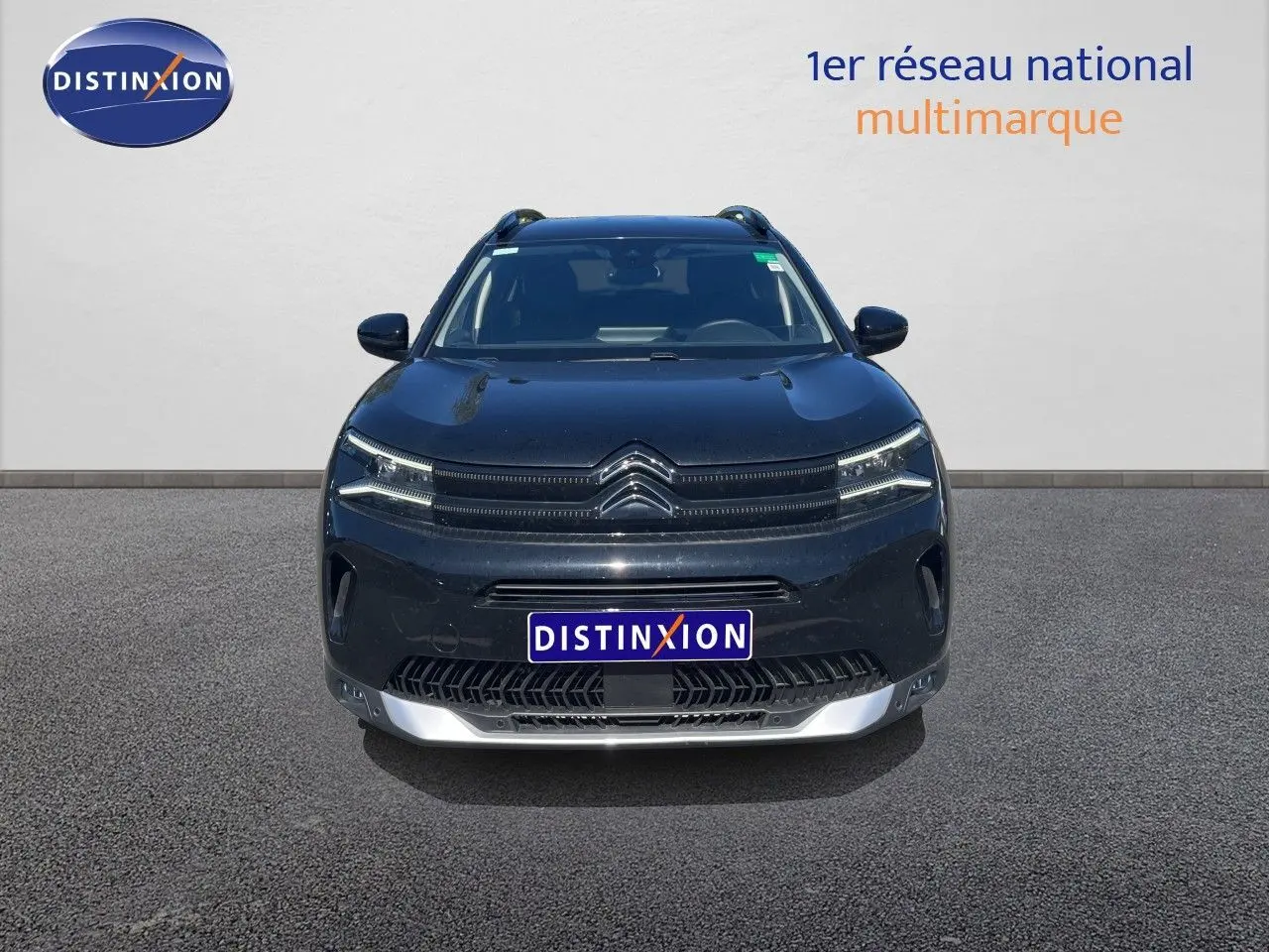 Vue de face du Citroën C5 Aircross 2025 noir métal avec calandre distinctive et éclairage LED fin.