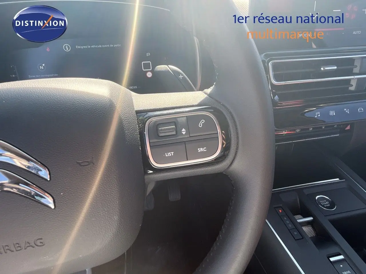 Intérieur noir du Citroën C5 Aircross 2025, vue rapprochée du volant multifonction et tableau de bord digital.