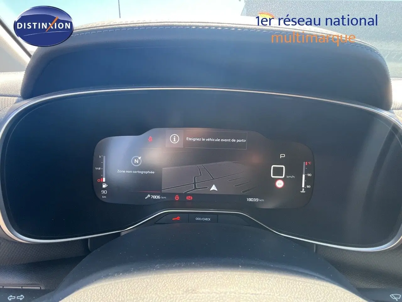 Vue rapprochée du tableau de bord numérique du Citroën C5 Aircross noir métal, affichant la navigation et les informations du véhicule.