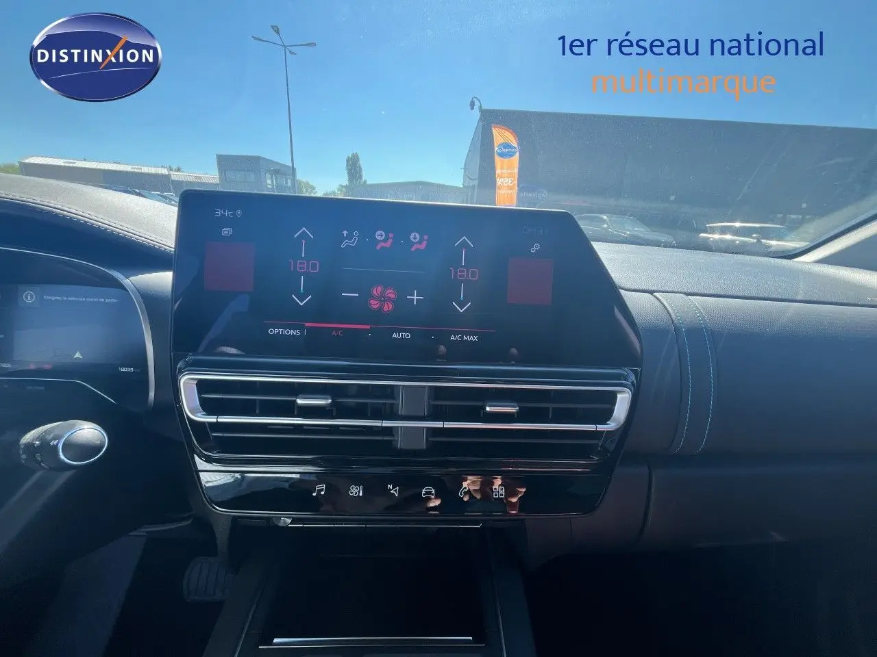 Vue intérieure du tableau de bord du Citroën C5 Aircross 2025, écran tactile et commandes de climatisation visibles.