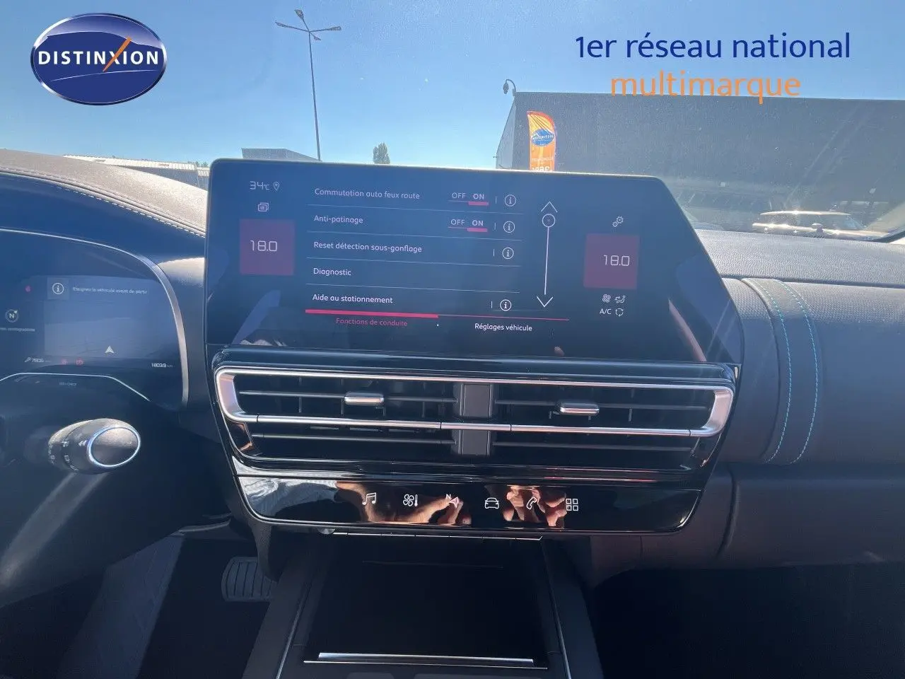 Vue intérieure du tableau de bord du Citroën C5 Aircross noir métal 2025, avec écran tactile central et commandes digitales.