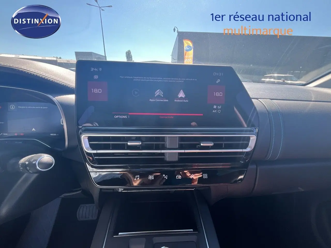 Tableau de bord noir du Citroën C5 Aircross 2025 avec écran tactile central et aérateurs horizontaux.