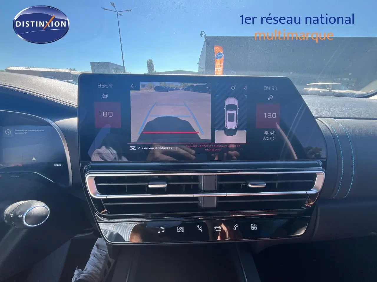 Vue intérieure du tableau de bord du Citroën C5 Aircross noir métal 2025, écran central affichant la caméra de recul.