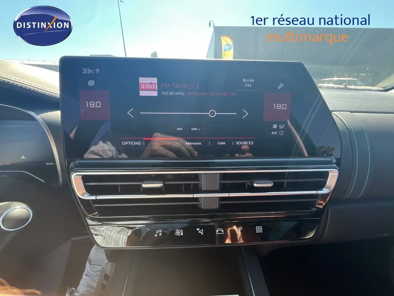 Vue rapprochée de la console centrale du Citroën C5 Aircross noir métal 2025, écran tactile et commandes climatisation visibles.