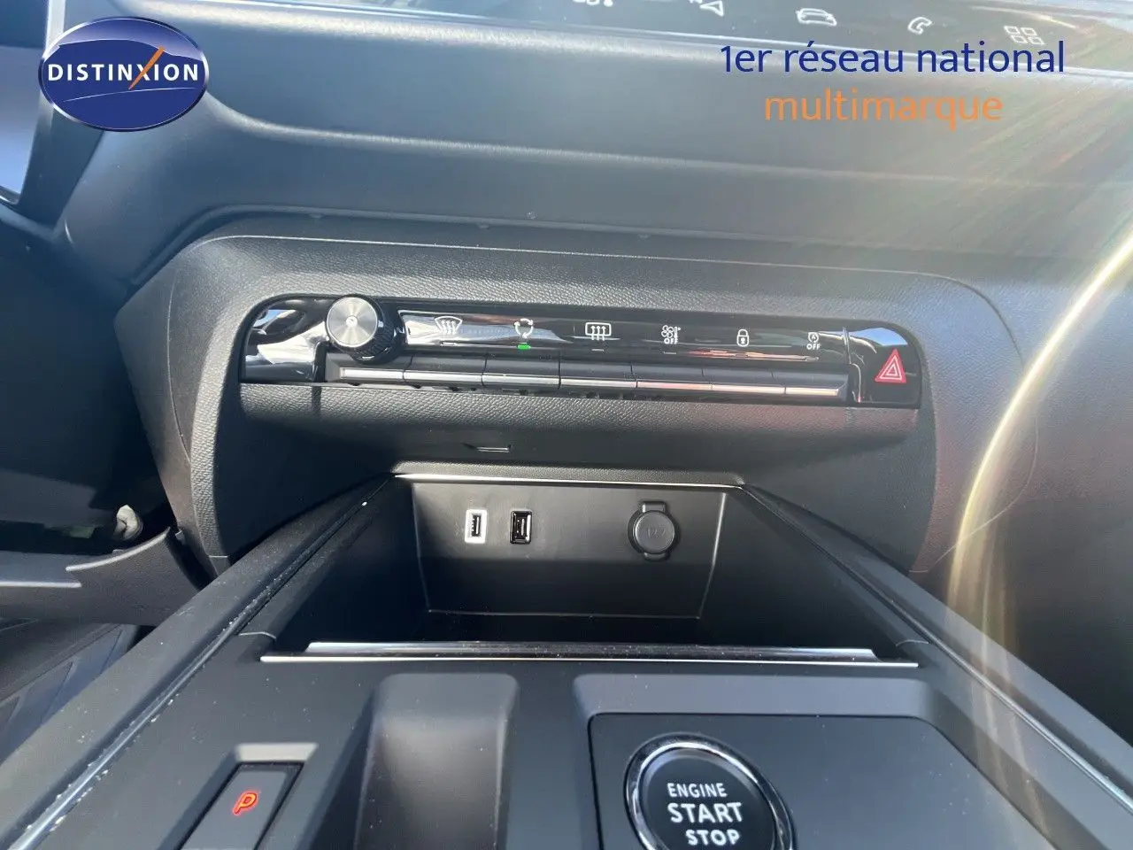Vue rapprochée de la console centrale du Citroën C5 Aircross noir métal, avec boutons de commande et ports USB visibles.