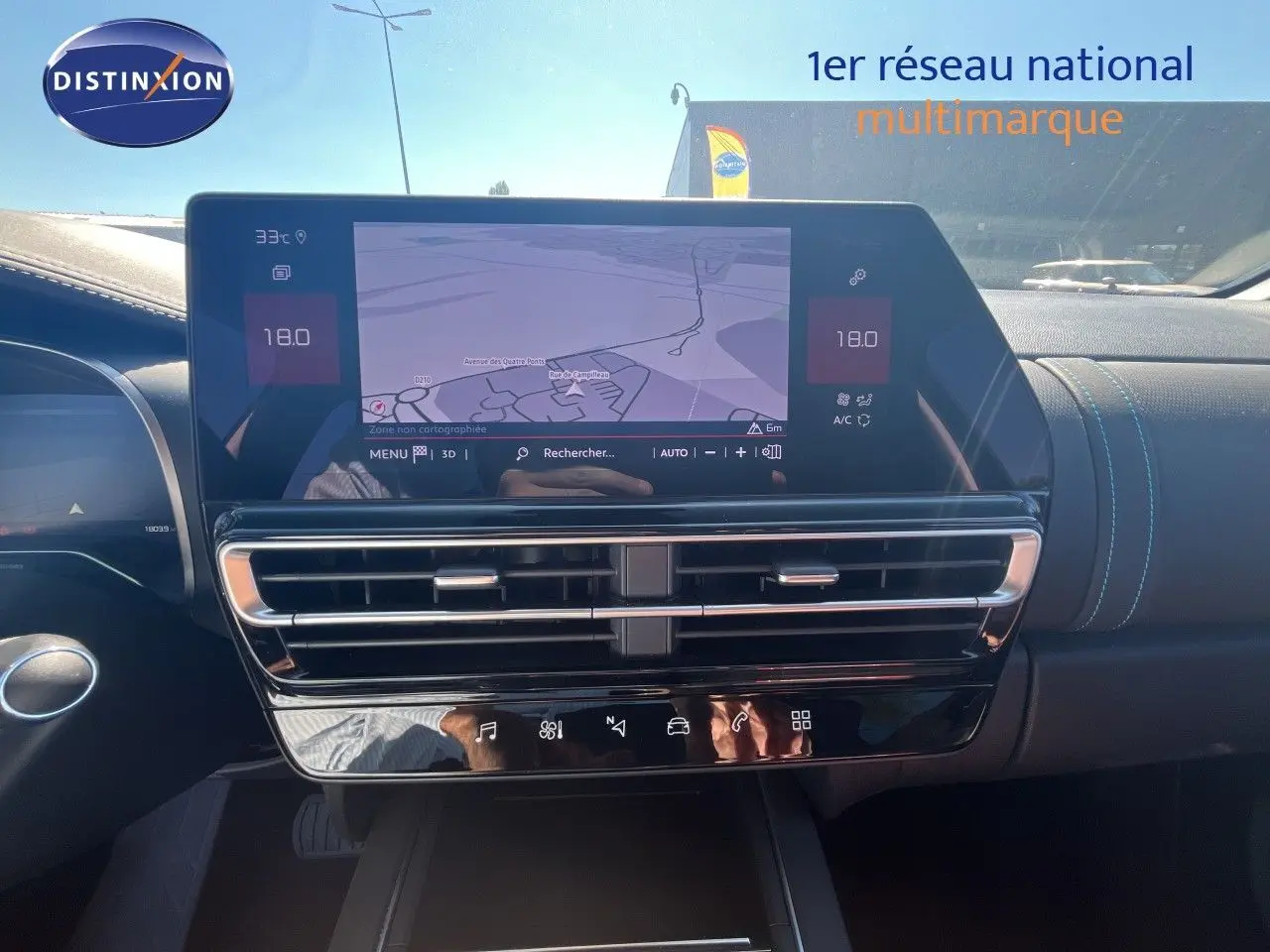 Vue intérieure du tableau de bord du Citroën C5 Aircross 2025, écran tactile avec navigation et commandes climatiques.