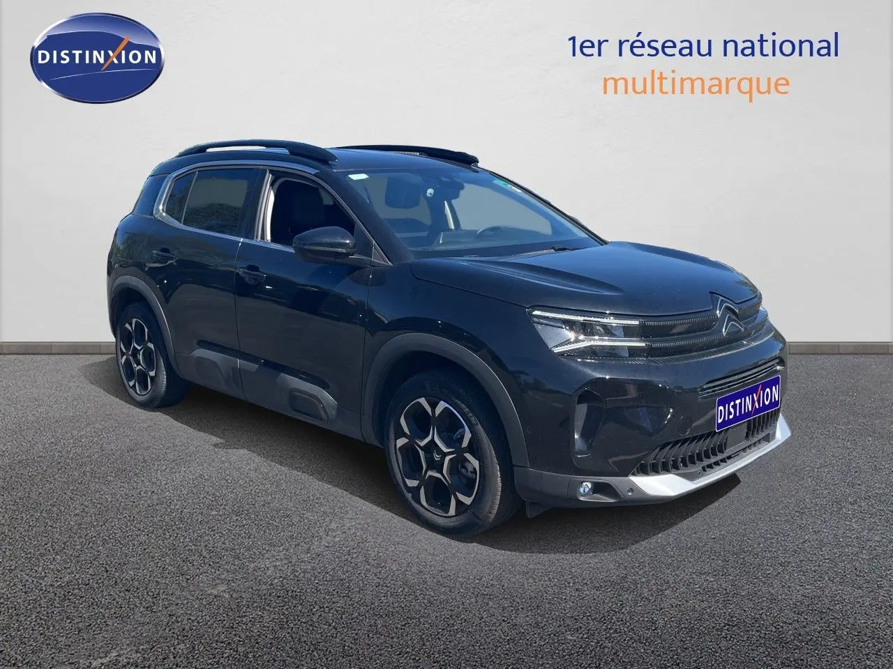 Citroën C5 Aircross noir métal en 3/4 avant droit, avec jantes distinctives et calandre moderne.