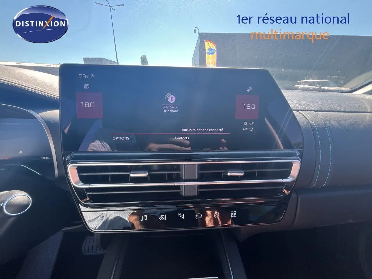 Vue intérieure centrée sur l'écran tactile et la console centrale du Citroën C5 Aircross noir métal 2025.