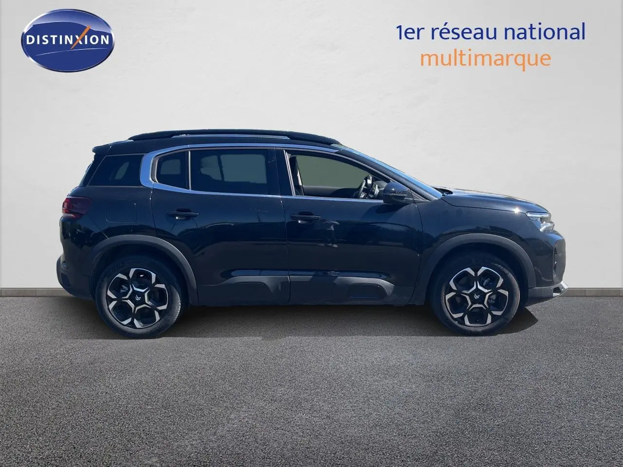 Profil côté gauche d'un Citroën C5 Aircross noir métal 2025 avec jantes distinctives et toit noir.