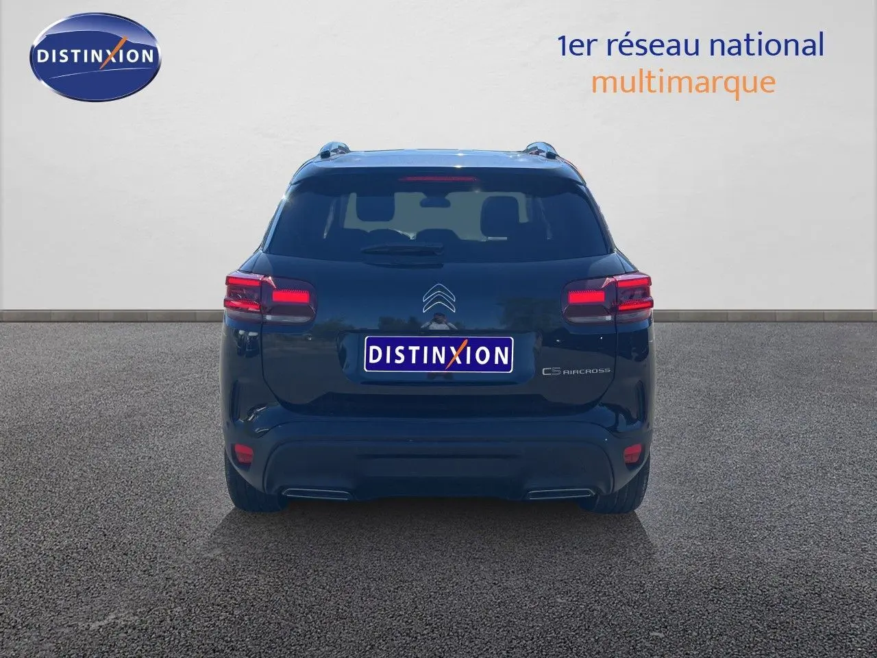 Vue arrière d'un Citroën C5 Aircross noir métal 2025 avec feux LED allumés sur fond neutre.