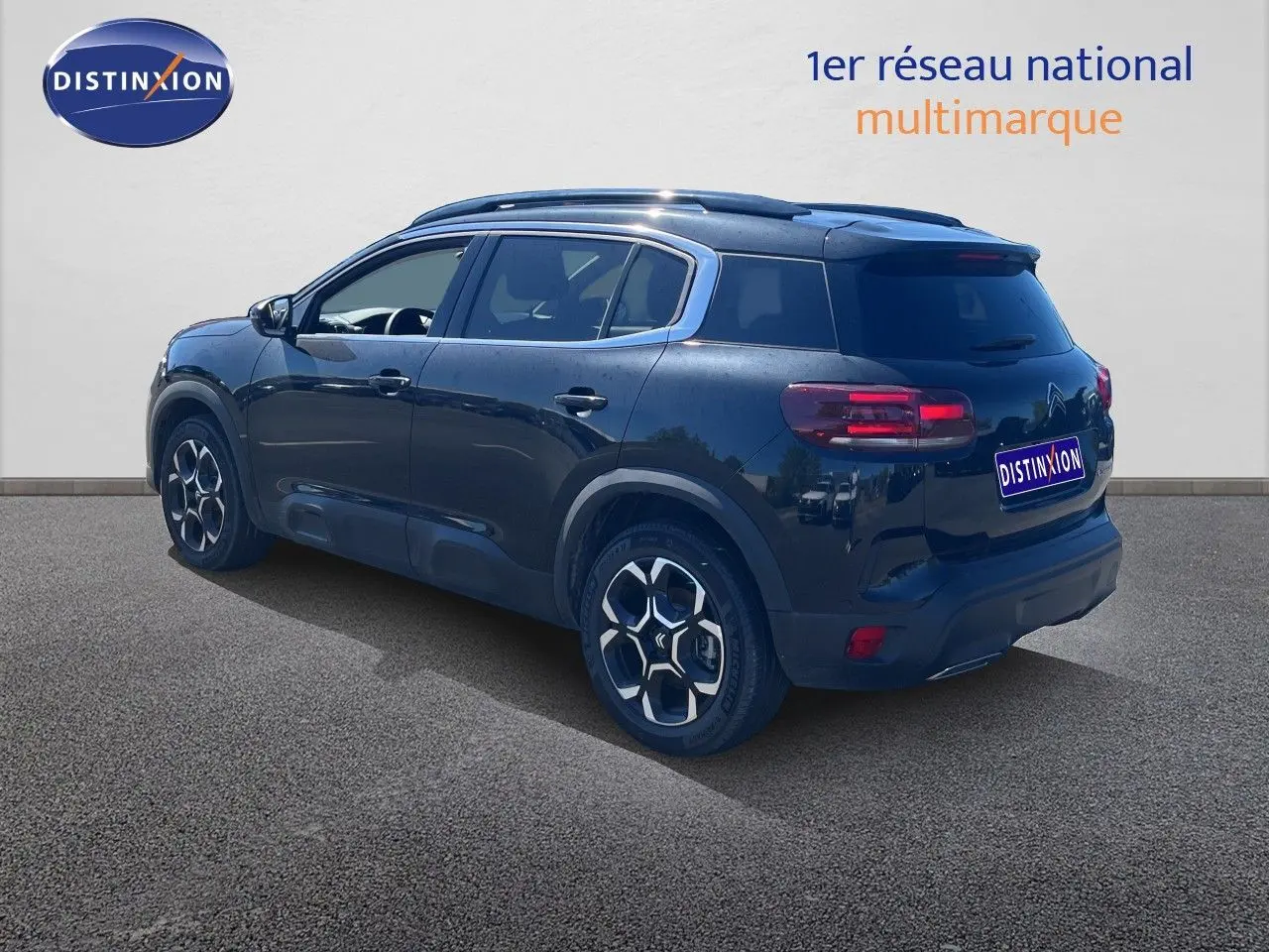 Citroën C5 Aircross noir métal en 3/4 arrière droit, mettant en valeur ses jantes distinctives et sa silhouette SUV.