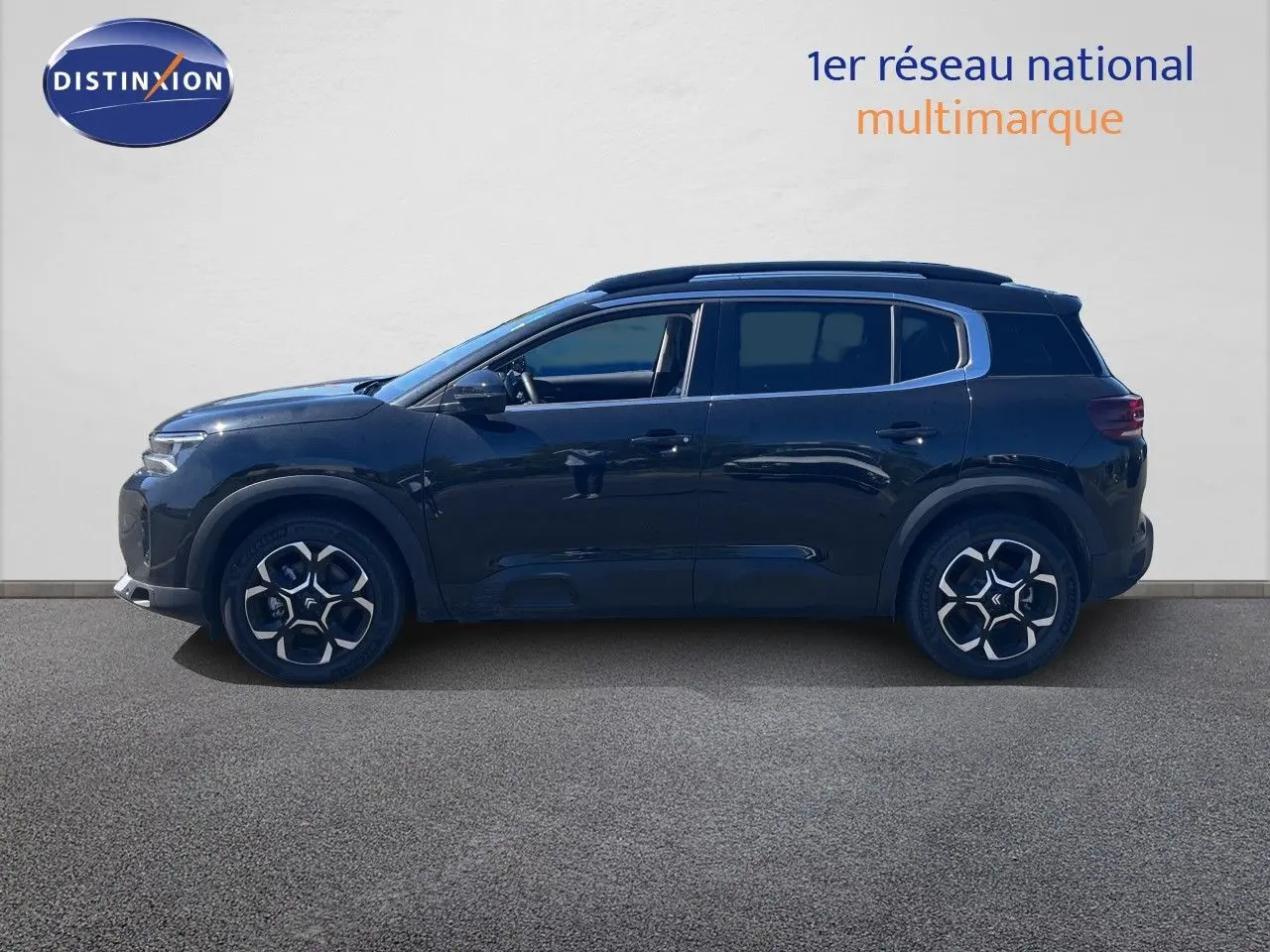 Profil côté gauche du Citroën C5 Aircross 1.2 Hybride 136ch noir métal, avec jantes distinctives et toit panoramique.