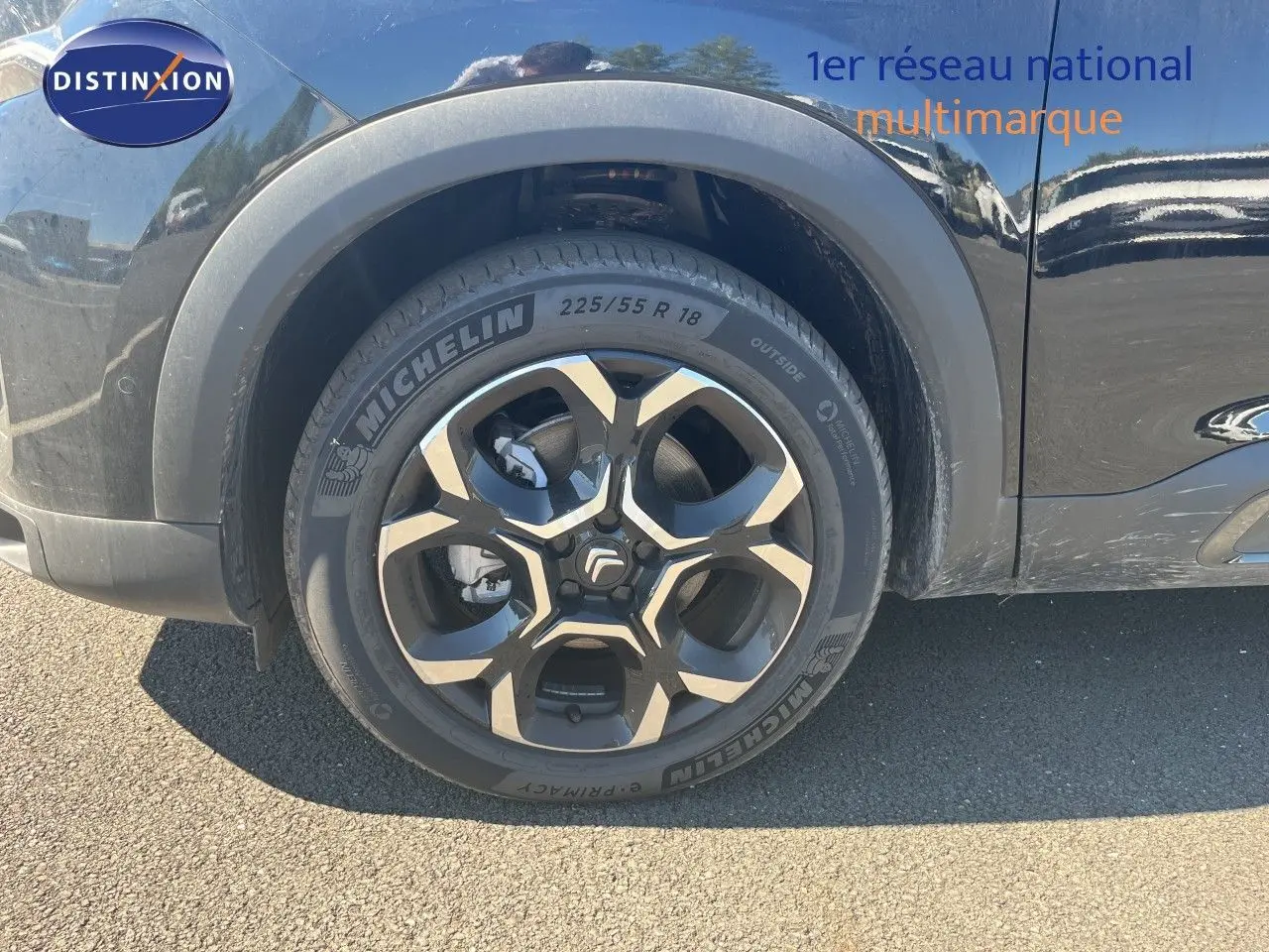Gros plan sur la roue avant gauche noire métal du Citroën C5 Aircross 2025 avec jante alliage et pneu Michelin.