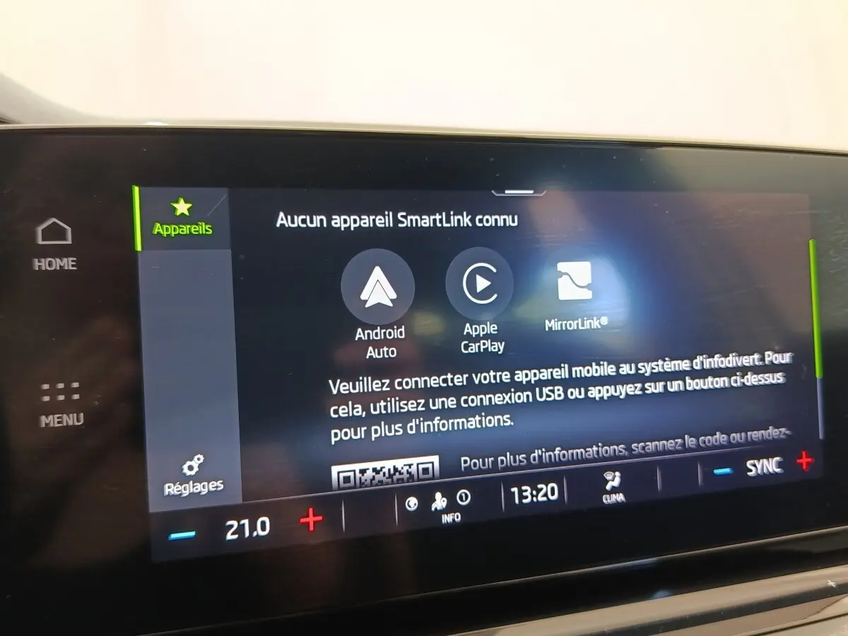 Écran tactile central de la Skoda Octavia 2023 affichant les options Android Auto, Apple CarPlay et MirrorLink.