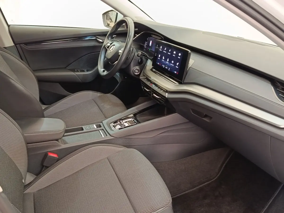 Intérieur de la Skoda Octavia 2023 vu côté conducteur, tableau de bord moderne avec écran tactile et volant multifonctions cuir.