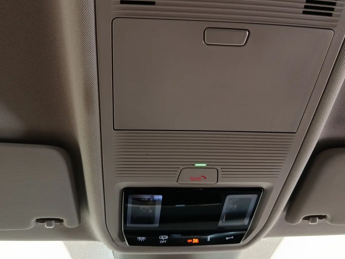 Vue intérieure du plafonnier beige avec bouton SOS et commandes d’éclairage de la Skoda Octavia blanche 2023.