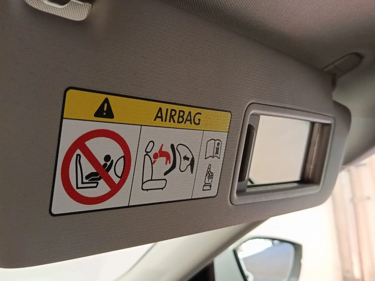 Détail du pare-soleil côté conducteur de la Skoda Octavia blanc 2023 avec avertissement airbag et miroir intégré.