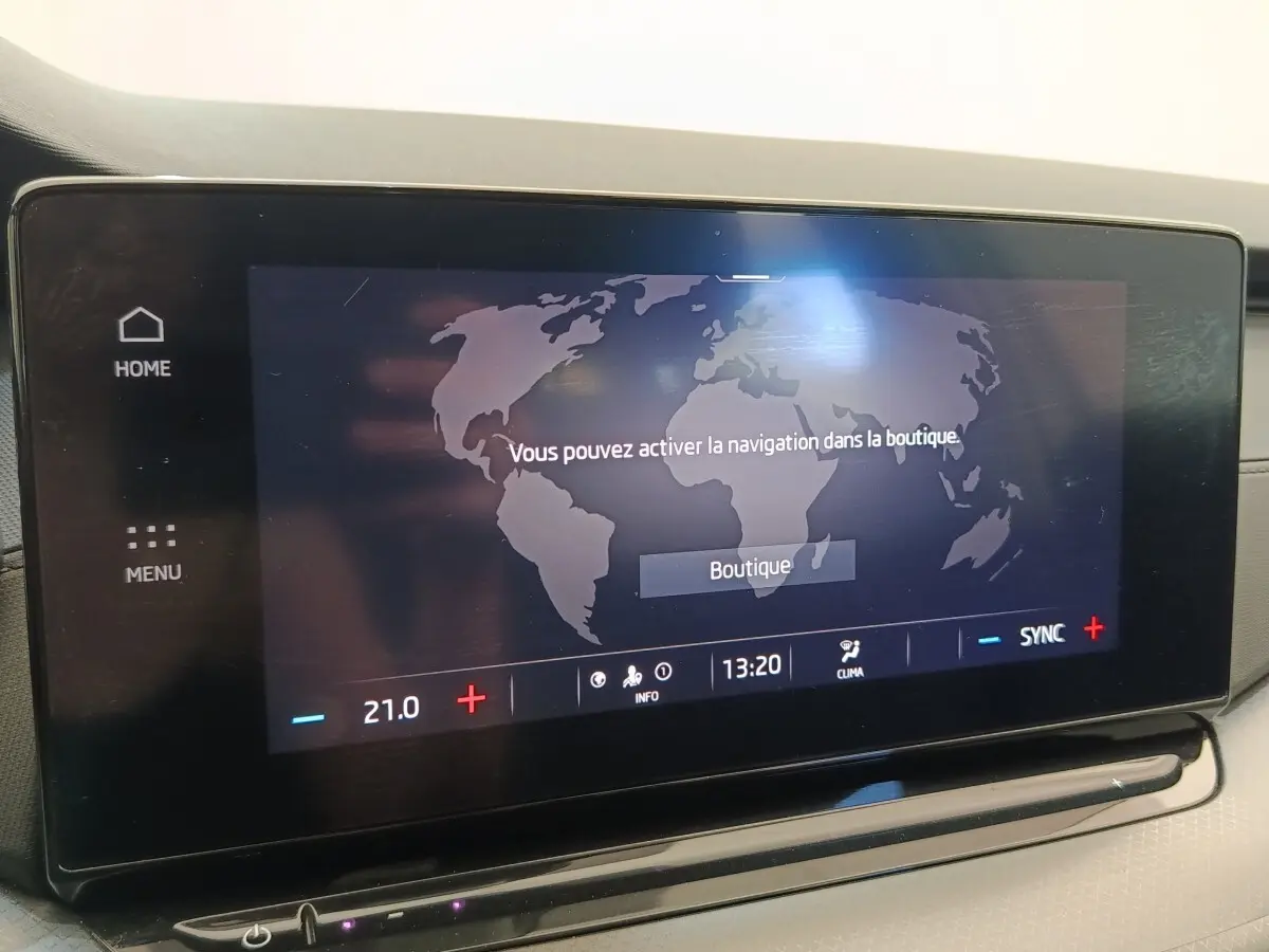 Écran tactile central de la Skoda Octavia 2023 affichant la navigation, avec commandes climatisation visibles.