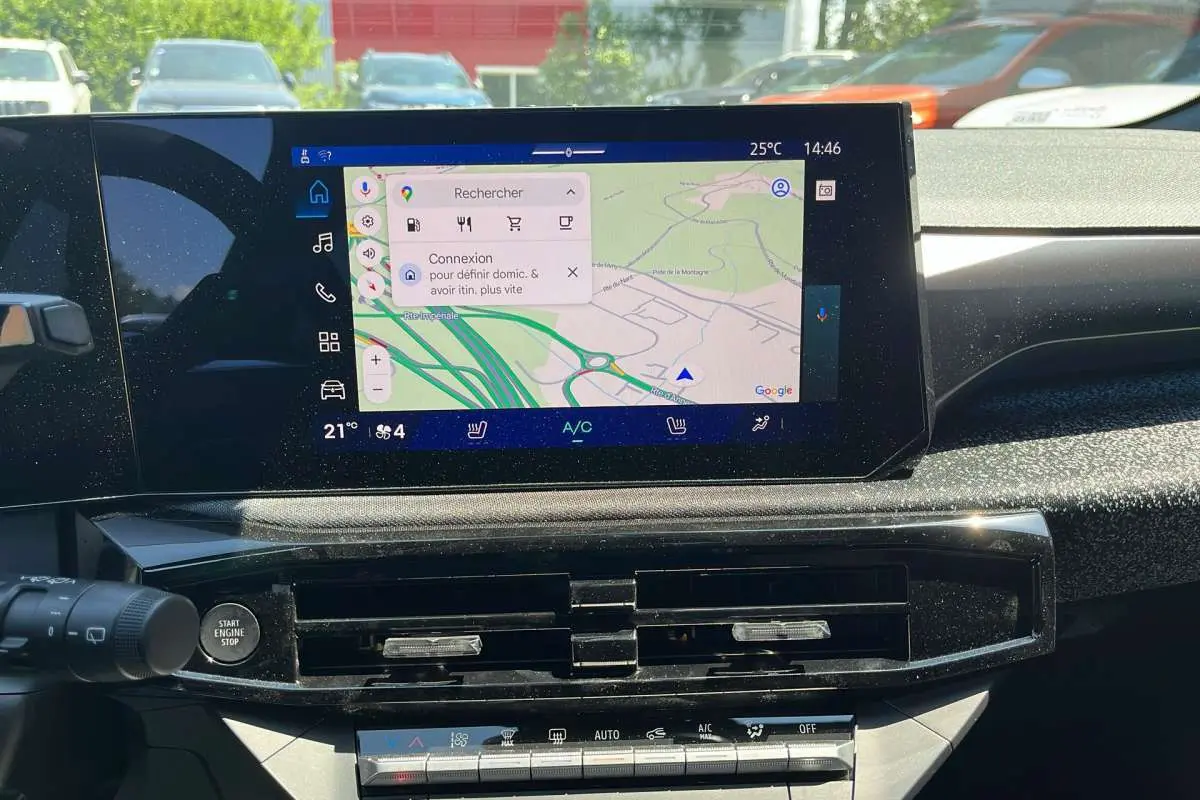 Vue du tableau de bord de la Renault Clio 6 TCE 115 EDC Techno Plus 2026 avec écran tactile de navigation Google Maps.