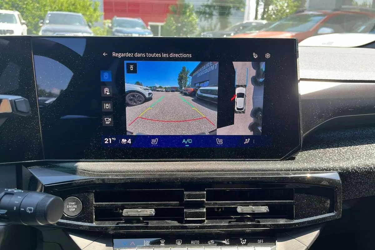 Vue intérieure du tableau de bord de la Renault Clio 6 TCE 115 EDC Techno Plus avec écran caméra 360° et commandes climatisation.