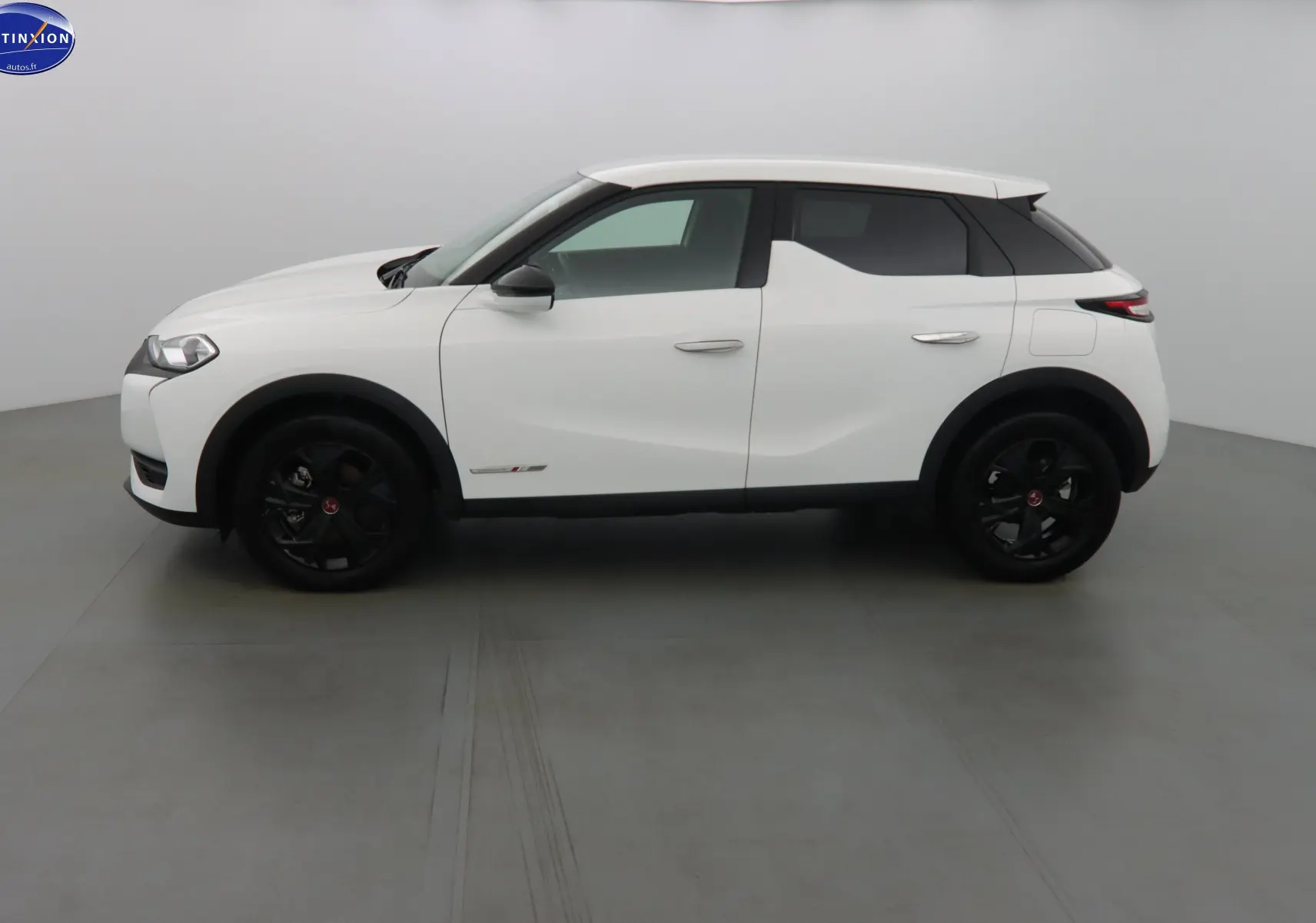 Vue latérale droite d'un DS3 Crossback blanc Banquise avec jantes noires et toit contrasté noir.