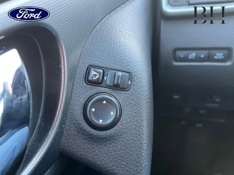 Gros plan sur les commandes de réglage des rétroviseurs côté gauche du tableau de bord noir du Nissan Qashqai gris Squale 2019