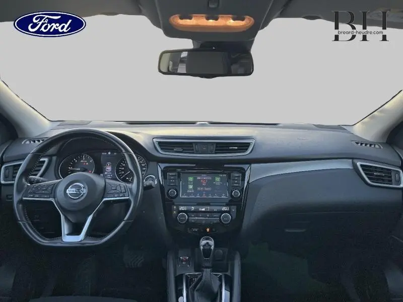 Tableau de bord noir et volant cuir du Nissan Qashqai 2019, avec écran tactile et commandes au volant visibles.