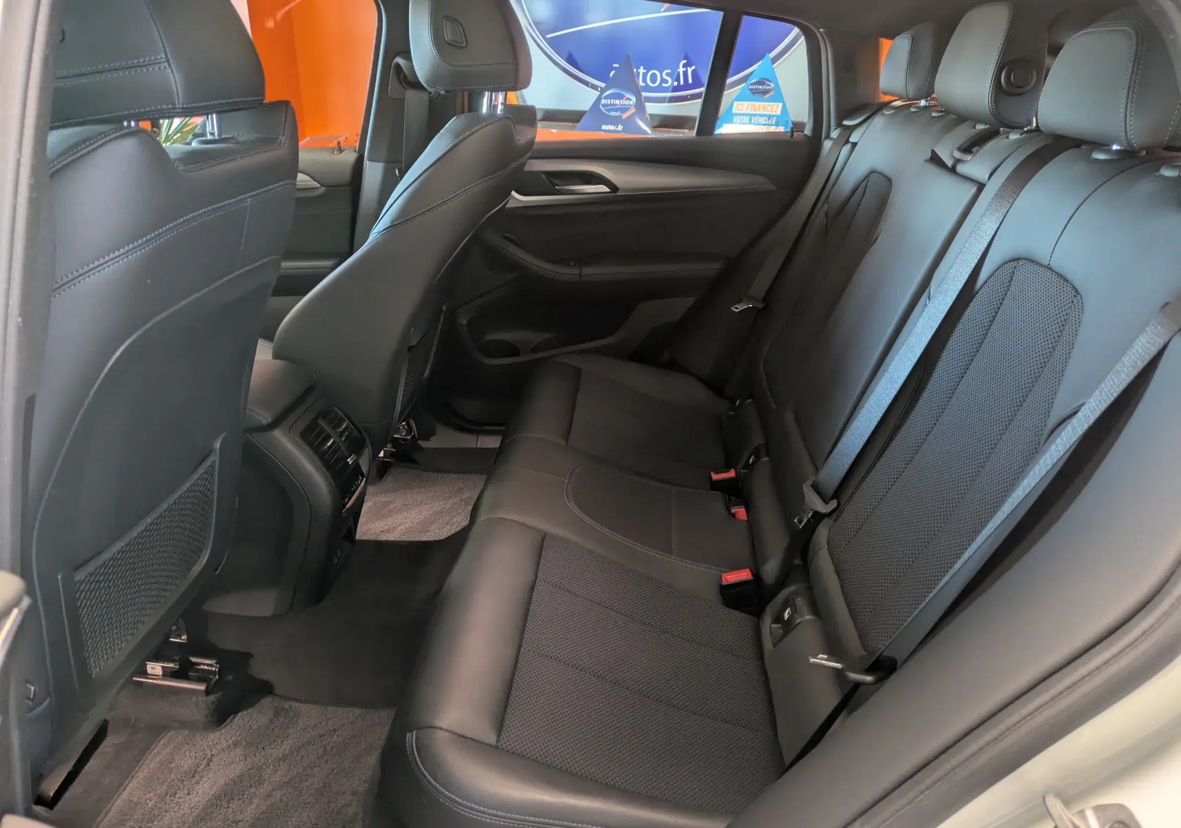 Vue intérieure côté droit des sièges arrière en cuir noir du BMW X4 blanc XDRIVE 2.0dA 190ch M SPORT 2021.