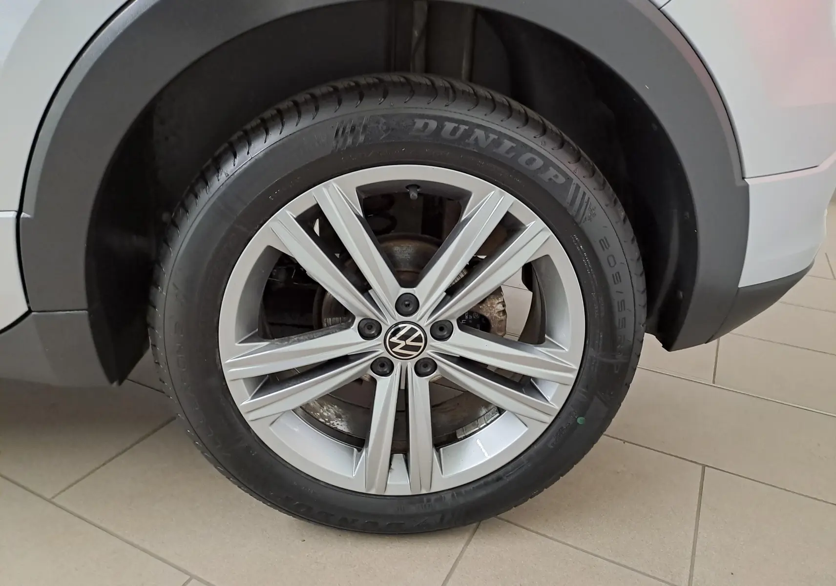 Gros plan sur la roue avant droite du Volkswagen T-Cross 2022 argent avec jante alliage R-Line à dix branches.