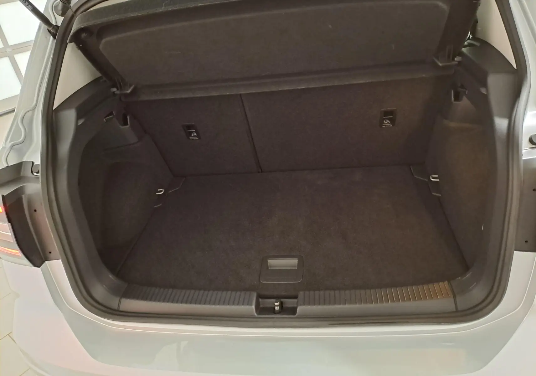 Coffre ouvert vu de l'arrière d'un Volkswagen T-Cross 2022 argent Reflet avec finition R-Line.