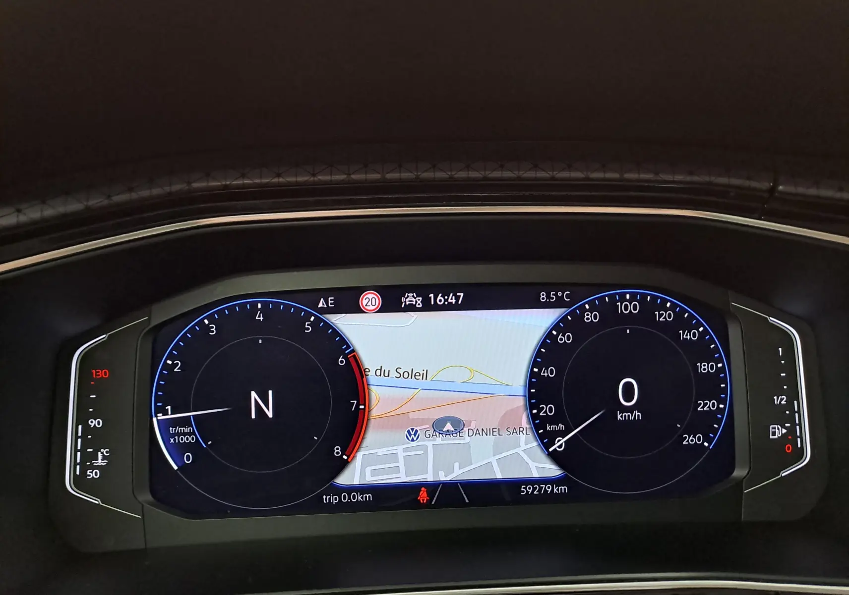 Tableau de bord numérique du Volkswagen T-Cross 2022 en vue frontale, affichant la navigation et compteurs digitaux.