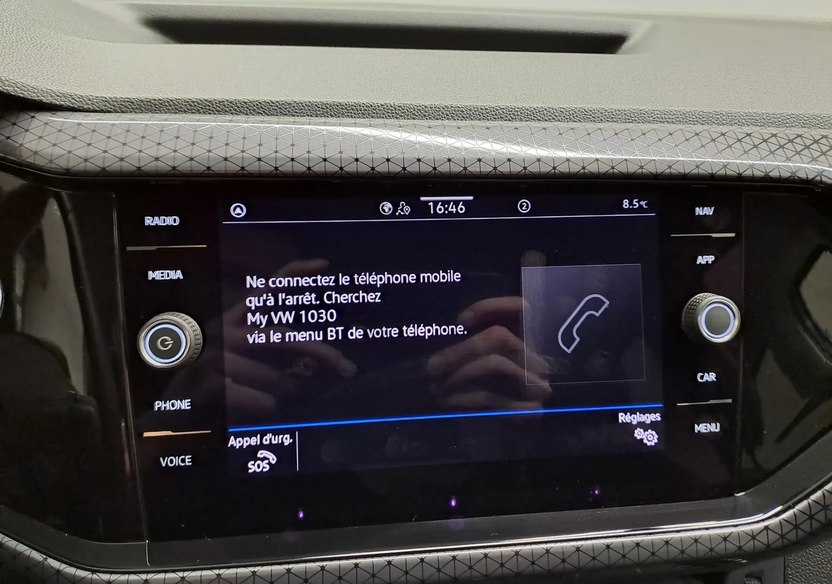 Écran central tactile du Volkswagen T-Cross 2022 en finition R-Line, affichant le menu de connexion Bluetooth.