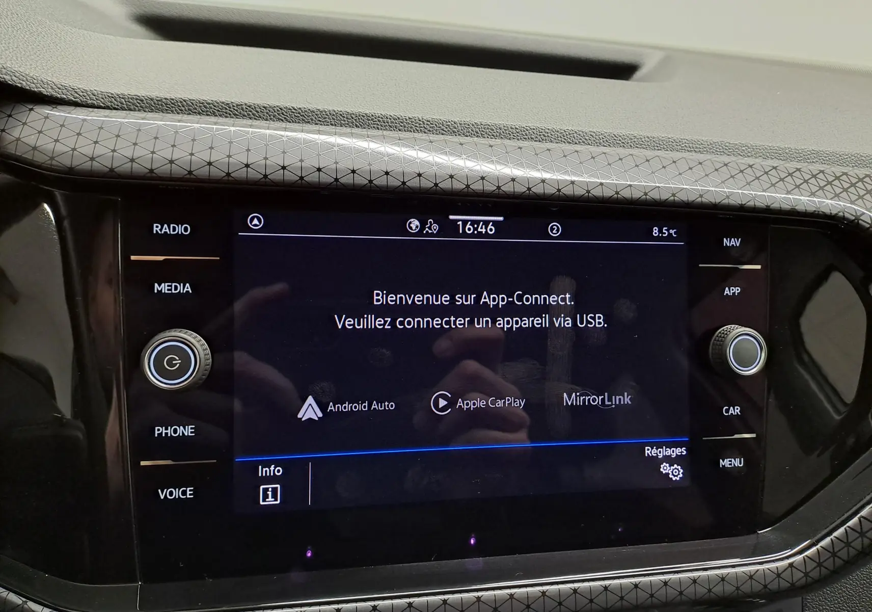 Écran tactile central du Volkswagen T-Cross 2022 R-Line en gros plan, avec interface App-Connect affichée.