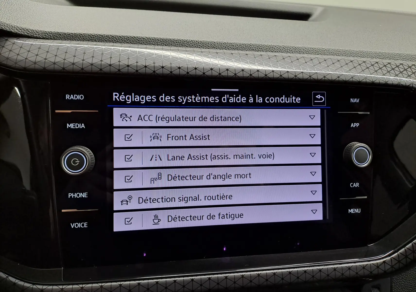 Écran tactile central du Volkswagen T-Cross 2022 en finition R-Line, affichant les réglages des aides à la conduite.