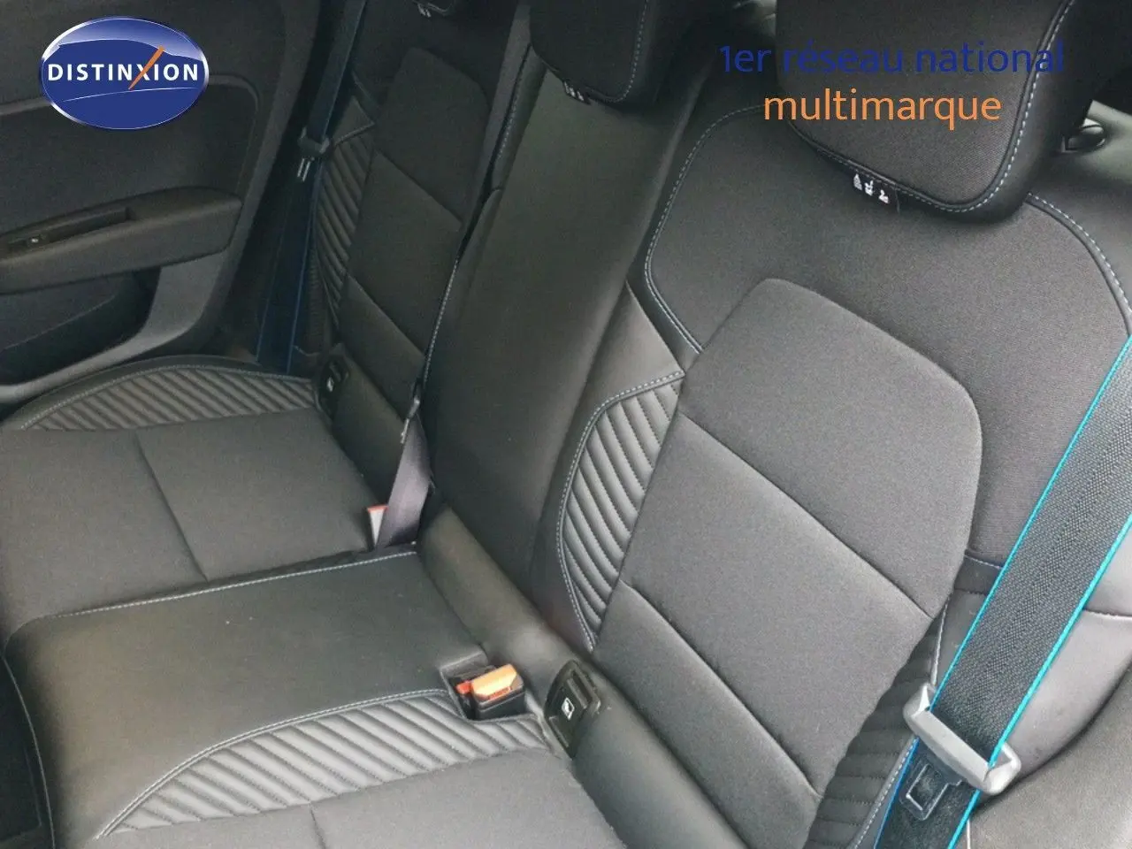 Vue intérieure sur les sièges arrière noirs avec surpiqûres bleues de la Renault Clio 1.6 E-TECH 2024.