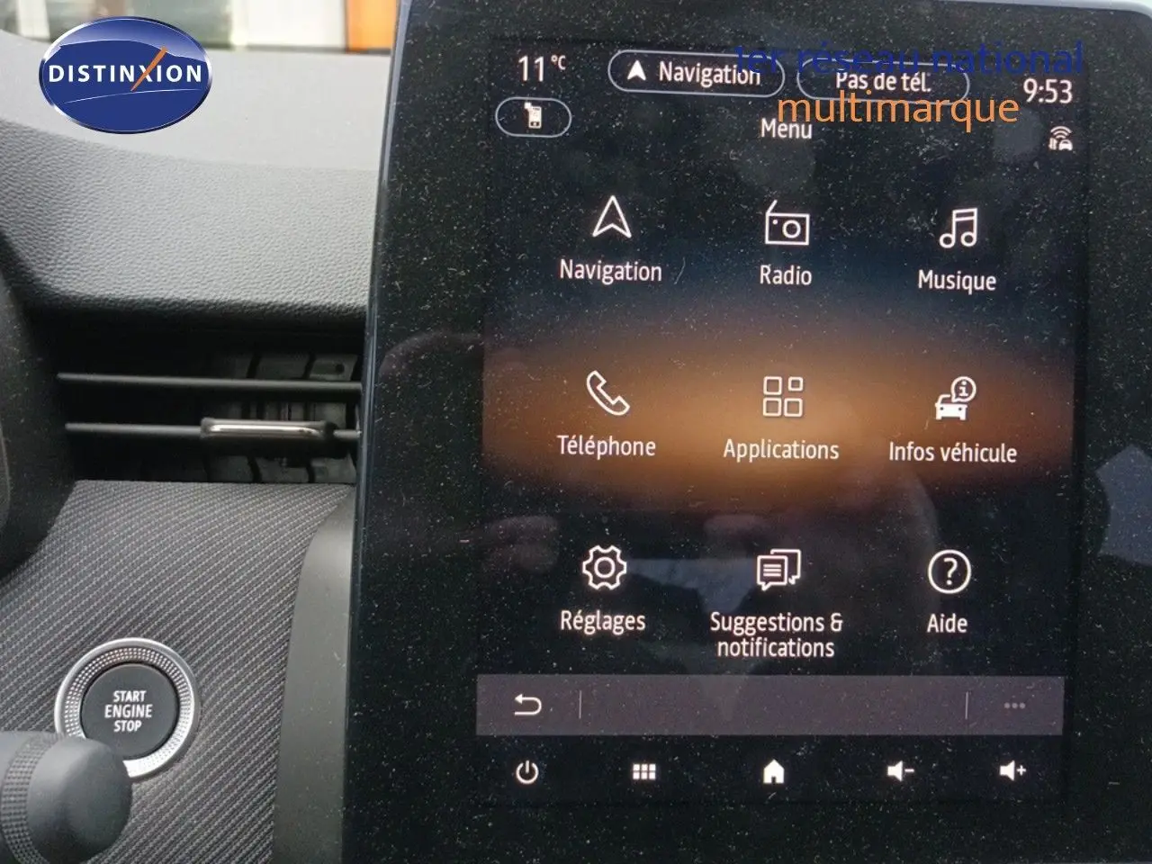 Écran tactile central de la Renault Clio 1.6 E-TECH 2024 avec menu multimédia et bouton Start Engine Stop visible.