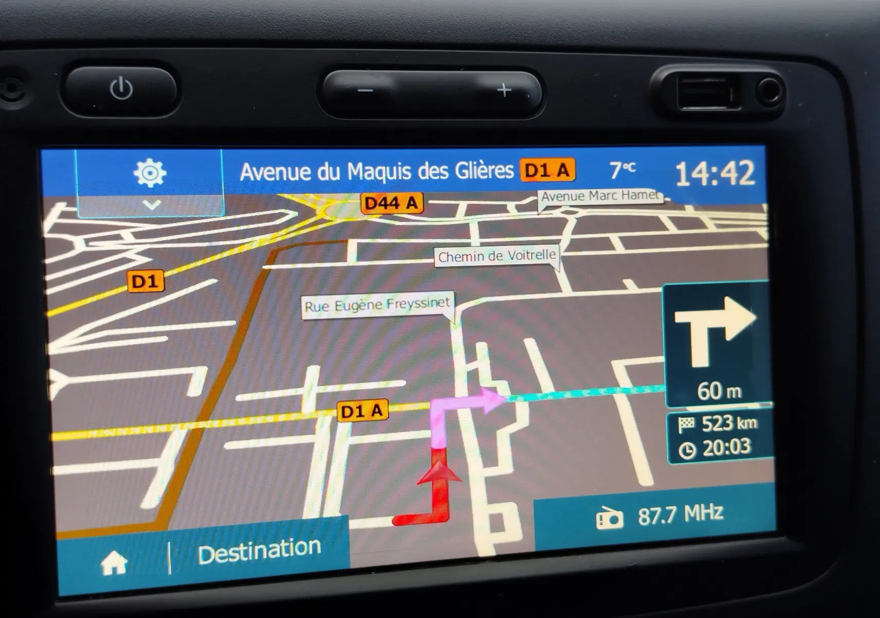 Écran de navigation GPS du Dacia Duster 2020 affichant un itinéraire avec indication de virage à droite à 60 m.