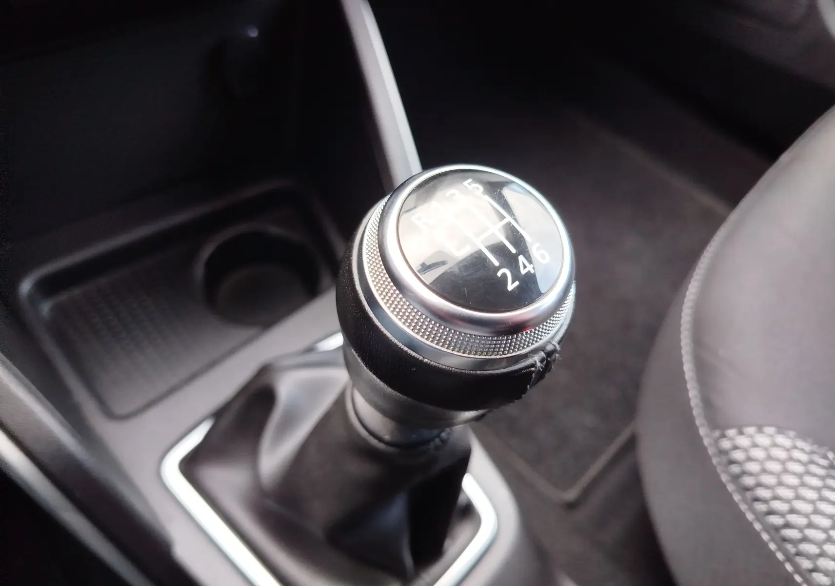 Gros plan sur le levier de vitesses manuel du Dacia Duster 2020, finition Prestige, avec coutures apparentes sur le cuir noir.