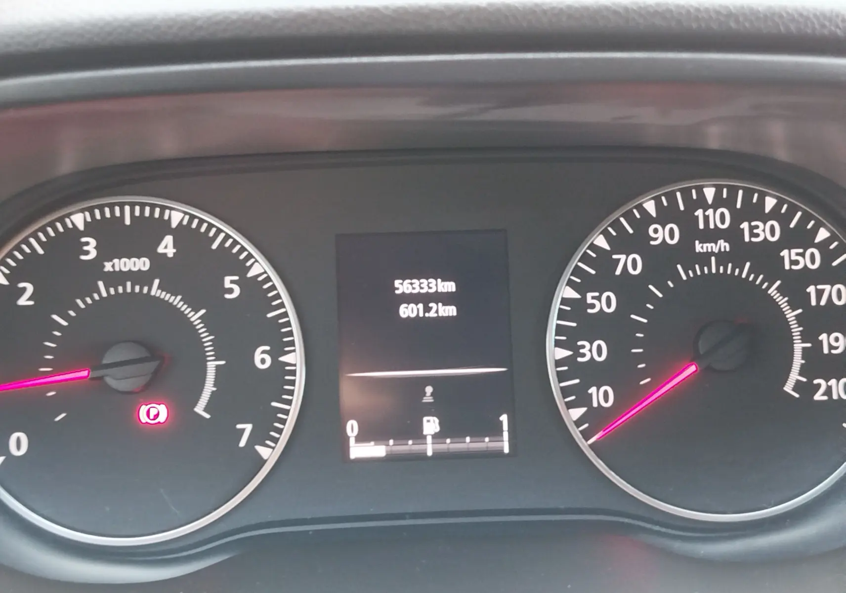 Vue rapprochée du tableau de bord du Dacia Duster rouge, affichant le compte-tours, la vitesse et l'odomètre numérique.