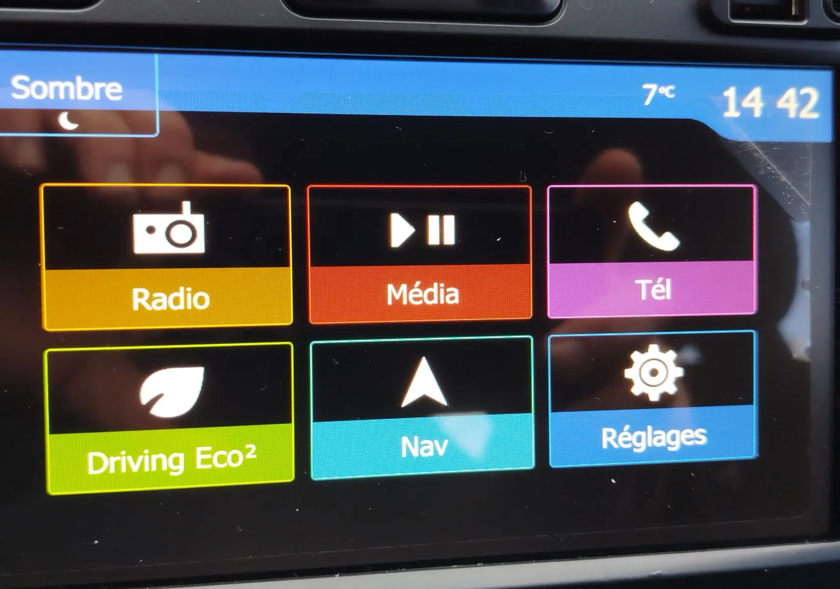 Écran tactile central du Dacia Duster 2020 affichant les options Radio, Média, Téléphone, Driving Eco², Navigation et Réglages.