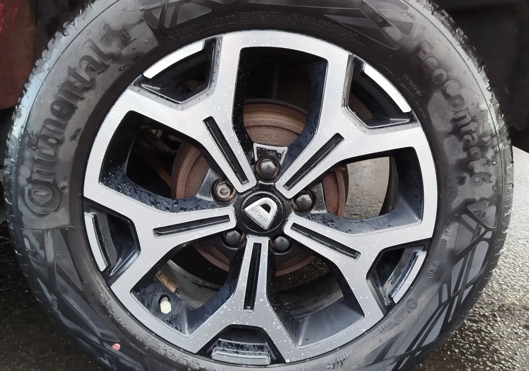 Gros plan sur la jante bi-ton noire et argentée d’un Dacia Duster 2020, avec pneu Continental EcoContact 6.