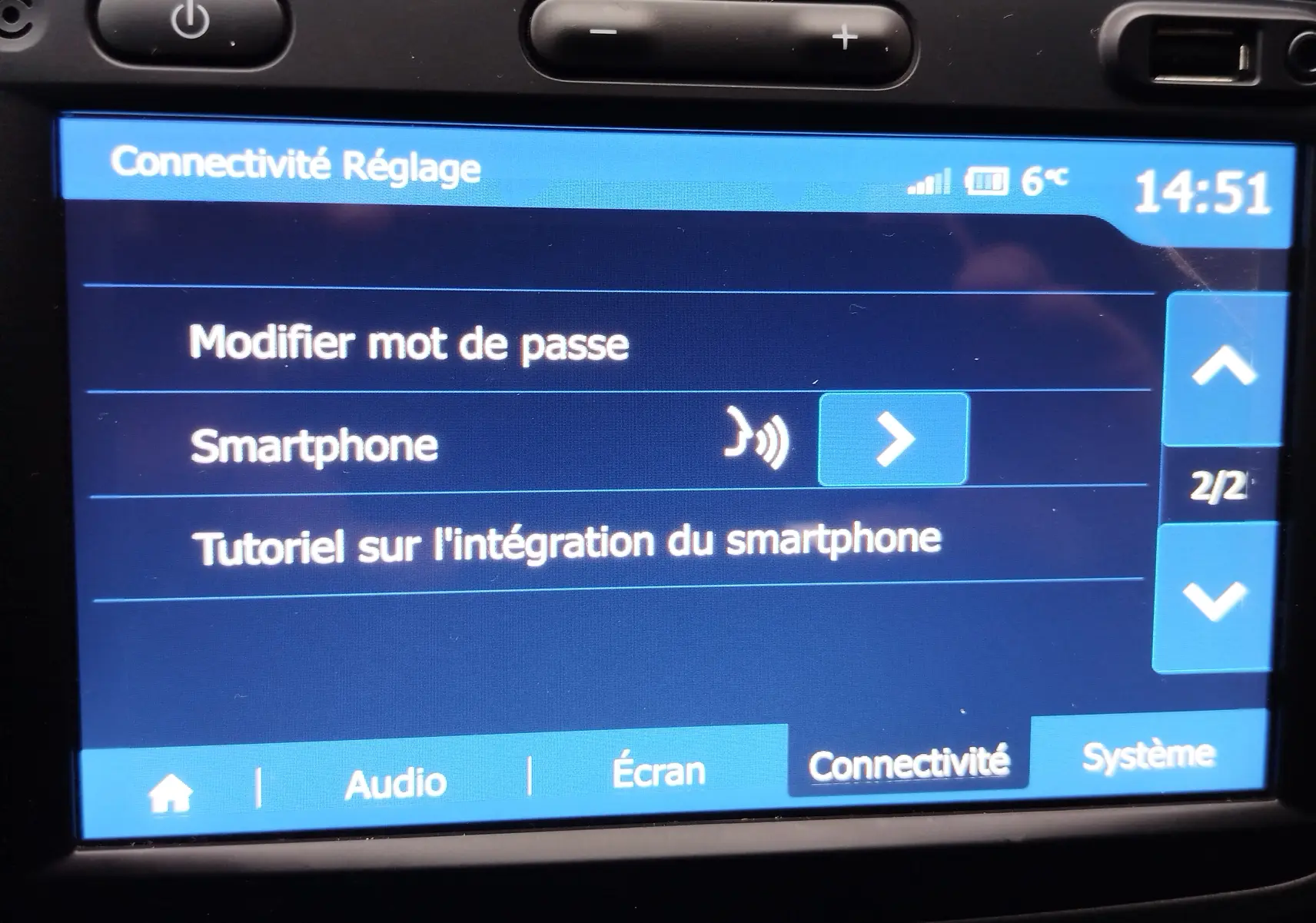 Écran tactile du système multimédia du Dacia Duster 2020 affichant les réglages de connectivité smartphone.