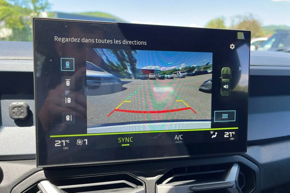 Écran tactile intérieur montrant la caméra multiview du Dacia Bigster 2025 avec vue arrière en parking.