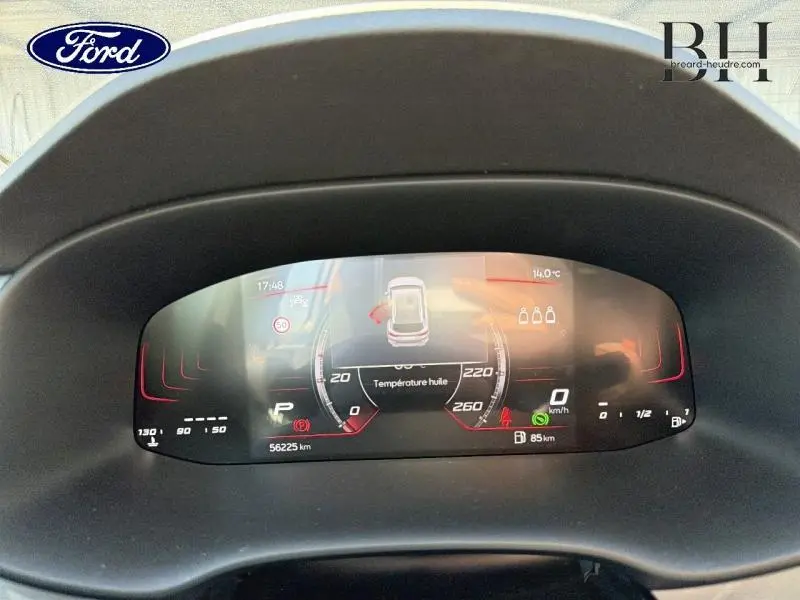 Tableau de bord numérique du SEAT Ateca 2023 vu de face, affichant la température huile et l'état du véhicule.