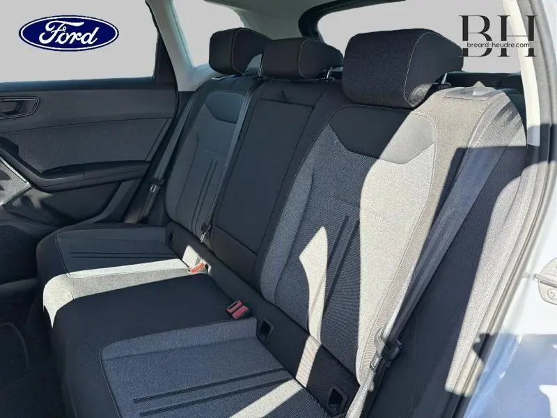 Vue intérieure côté droit des sièges arrière en tissu gris et noir d'un SEAT Ateca 2023 argent Reflex Métal.