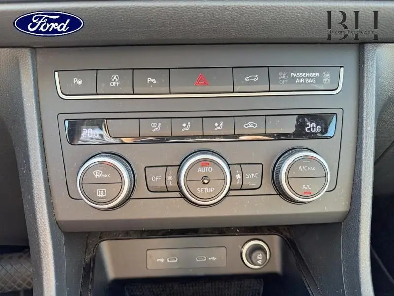 Tableau de bord avec commandes climatisation et affichage digital, intérieur gris d'un SEAT Ateca 2023.