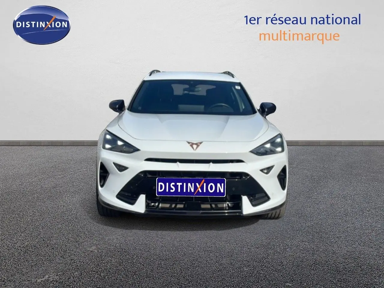 Vue frontale d'un CUPRA Formentor blanc neige métal 2025 avec calandre noire et logo distinctif au centre.