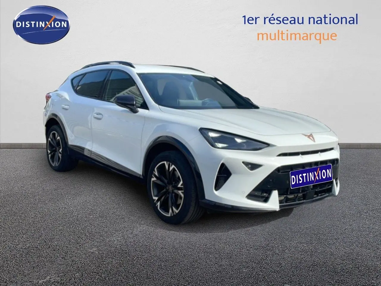 SUV CUPRA Formentor blanc neige métal en 3/4 avant droit, avec jantes noires et détails noirs contrastants.
