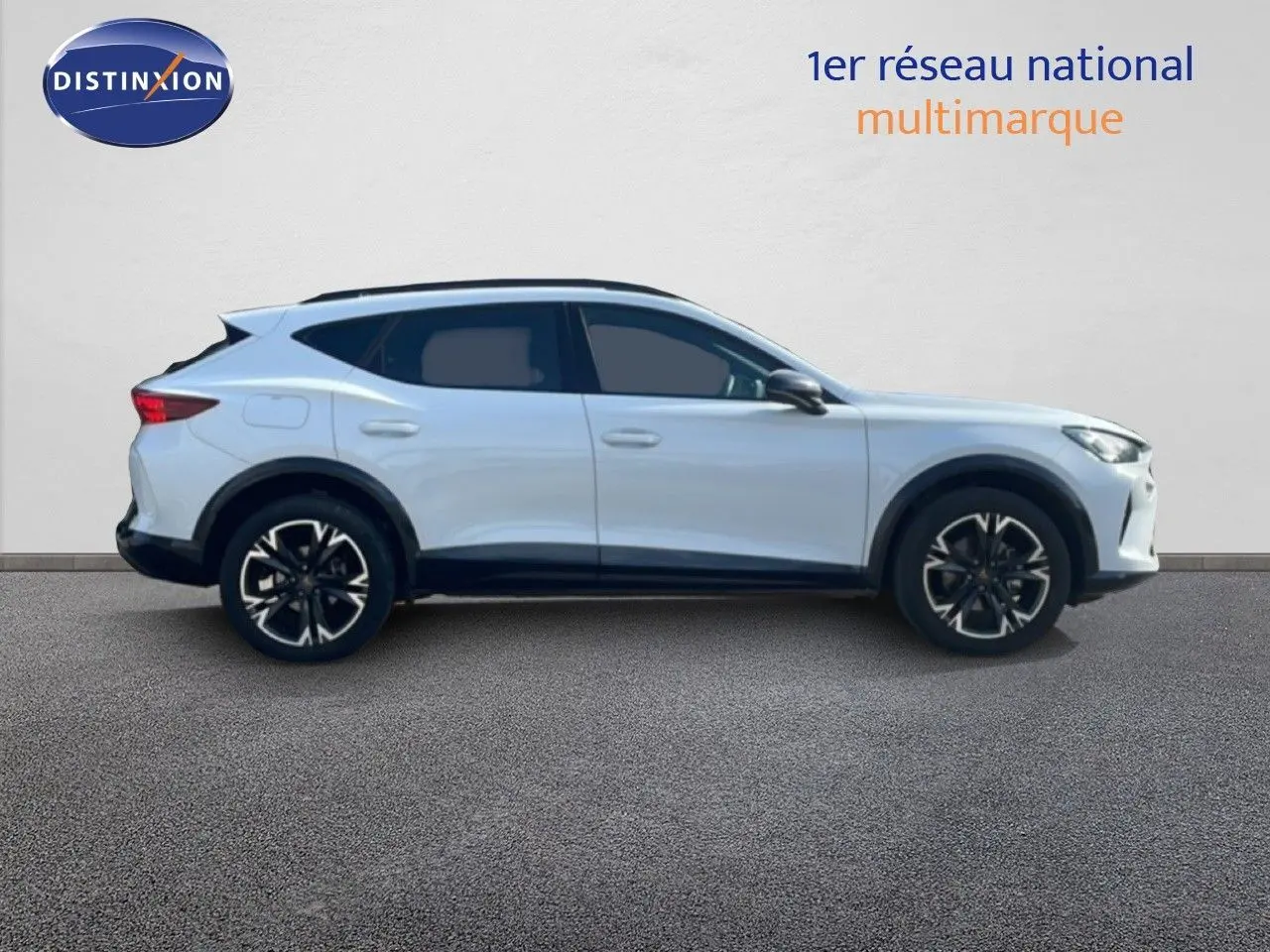 Profil côté droit du CUPRA Formentor blanc neige métal 2025 avec jantes noires et détails sportifs visibles.